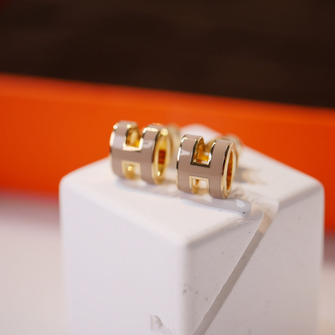[ECHO ]MINI POP H GOLD EARRINGS GREY