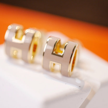 [ECHO ]MINI POP H GOLD EARRINGS GREY