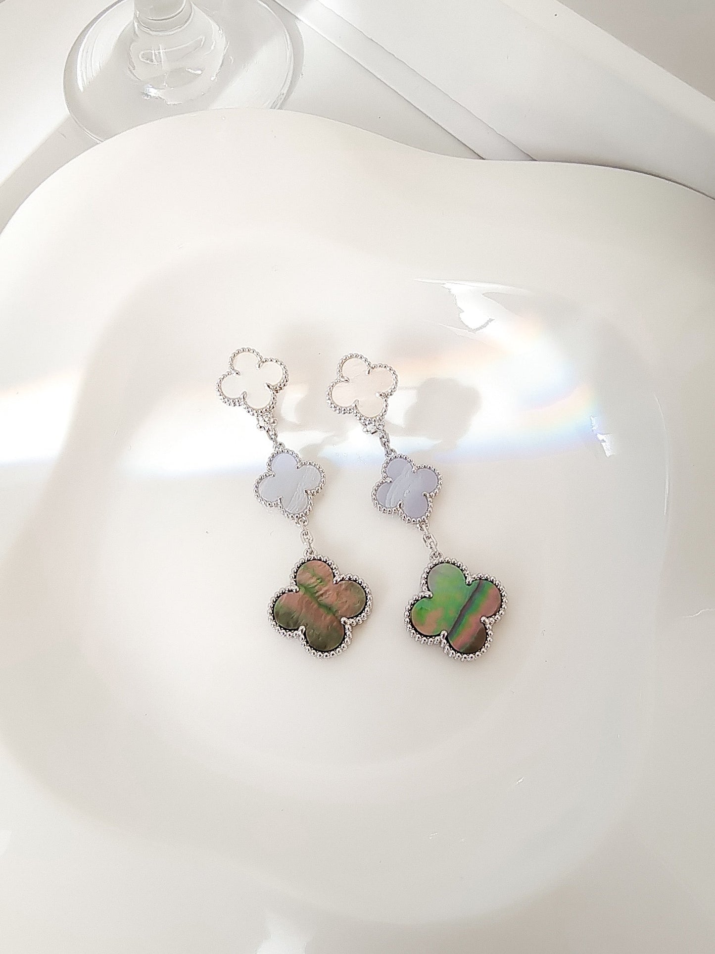 [ECHO ]CLOVER 3 MOTIFS CHALCEDONY DARK MOP SILVER EARRINGS