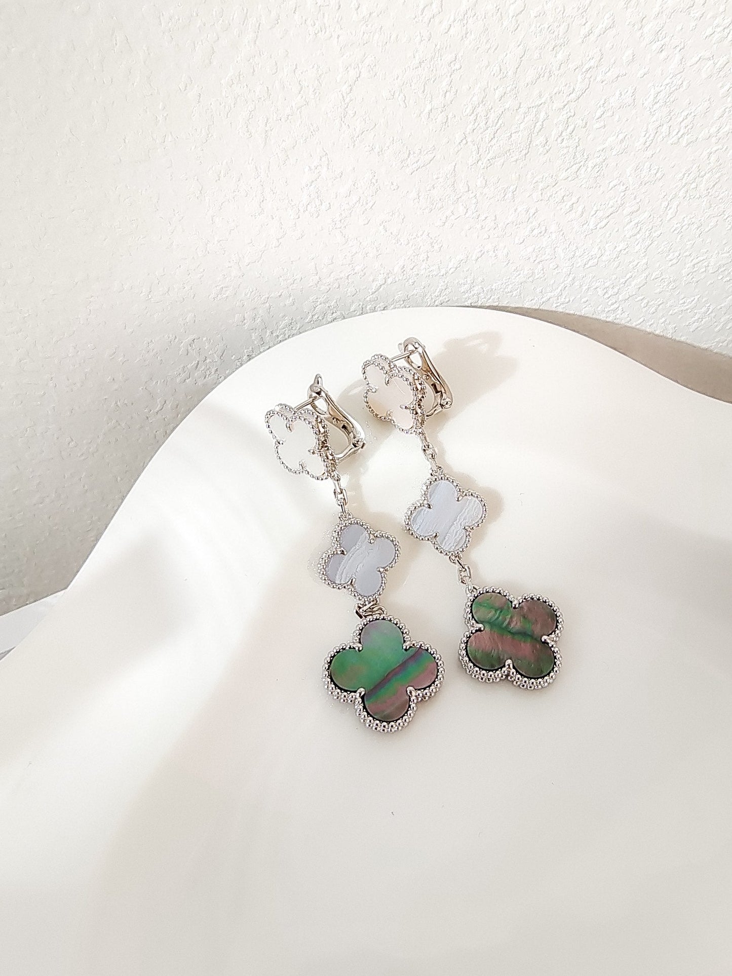 [ECHO ]CLOVER 3 MOTIFS CHALCEDONY DARK MOP SILVER EARRINGS