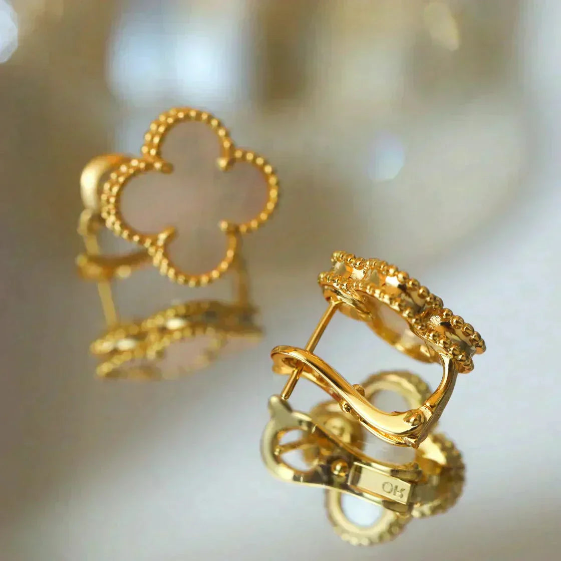 [ECHO ]CLOVER MEDIUM 1 MOTIFS  WHITE MOP STUD EARRINGS