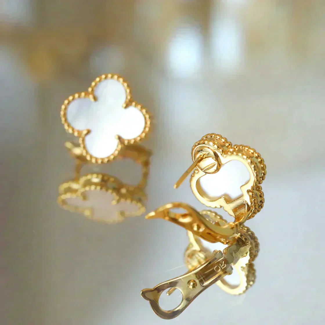[ECHO ]CLOVER MEDIUM 1 MOTIFS  WHITE MOP STUD EARRINGS