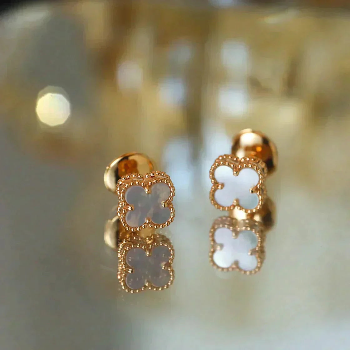 [ECHO ]CLOVER MINI 9.5MM WHITE MOP EARRINGS
