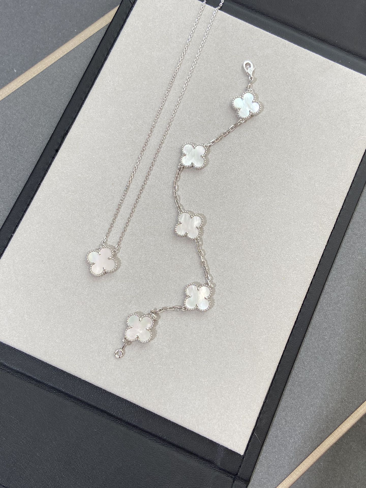 [ECHO ]CLOVER WHITE PEARL MOP 5 MOTIF BRACELET COLLECTION