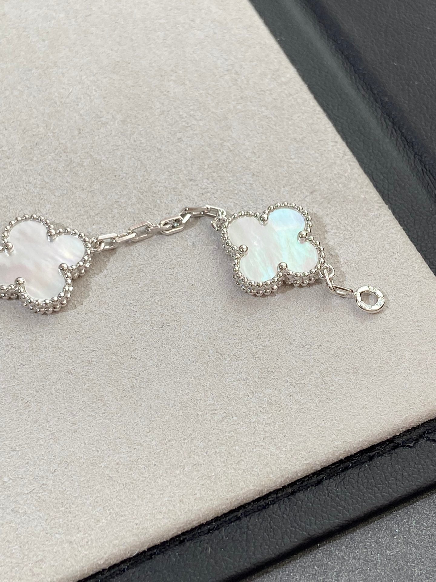 [ECHO ]CLOVER WHITE PEARL MOP 5 MOTIF BRACELET COLLECTION