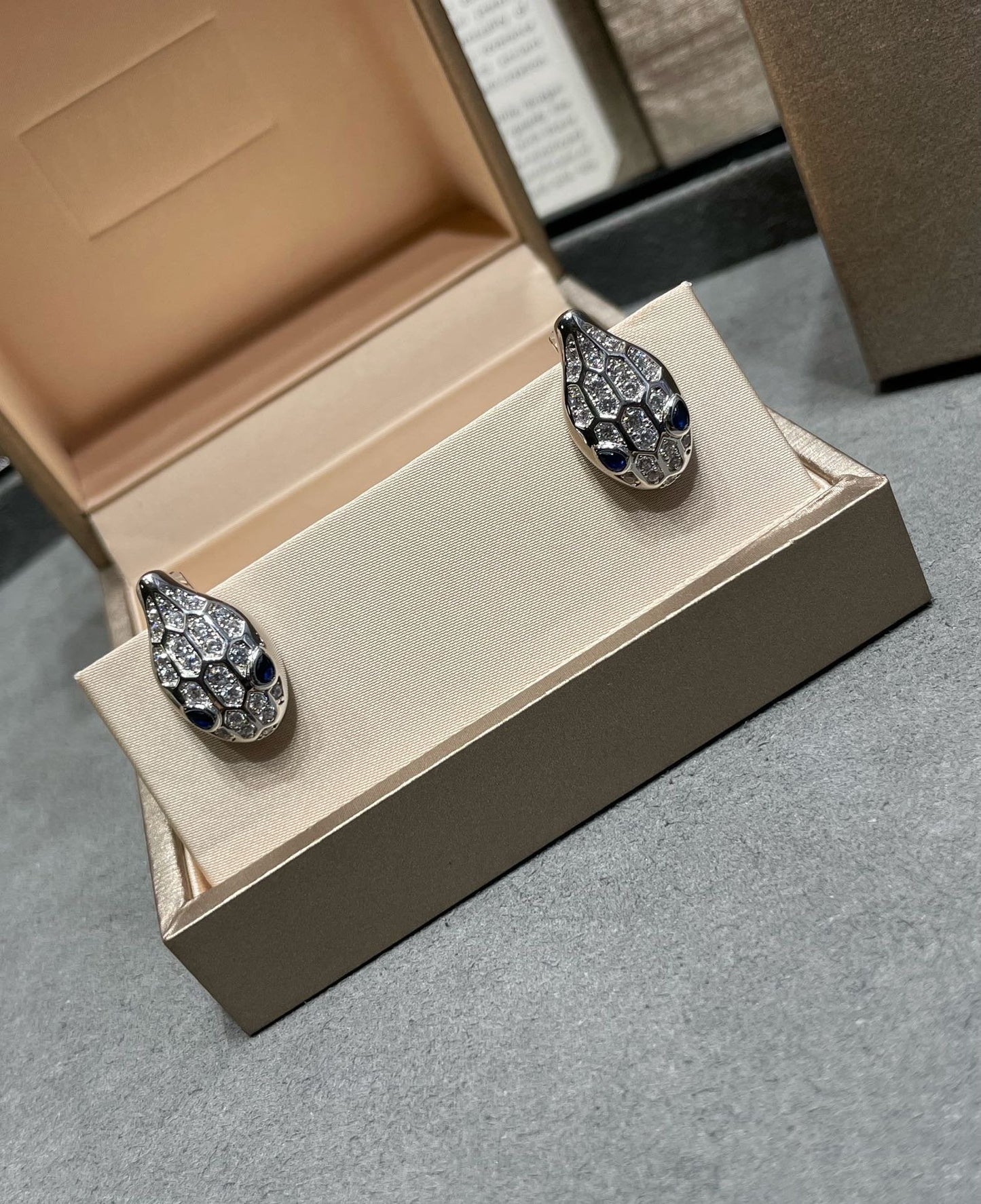 [ECHO ]SERPENT DIAMOND STUD EARRINGS