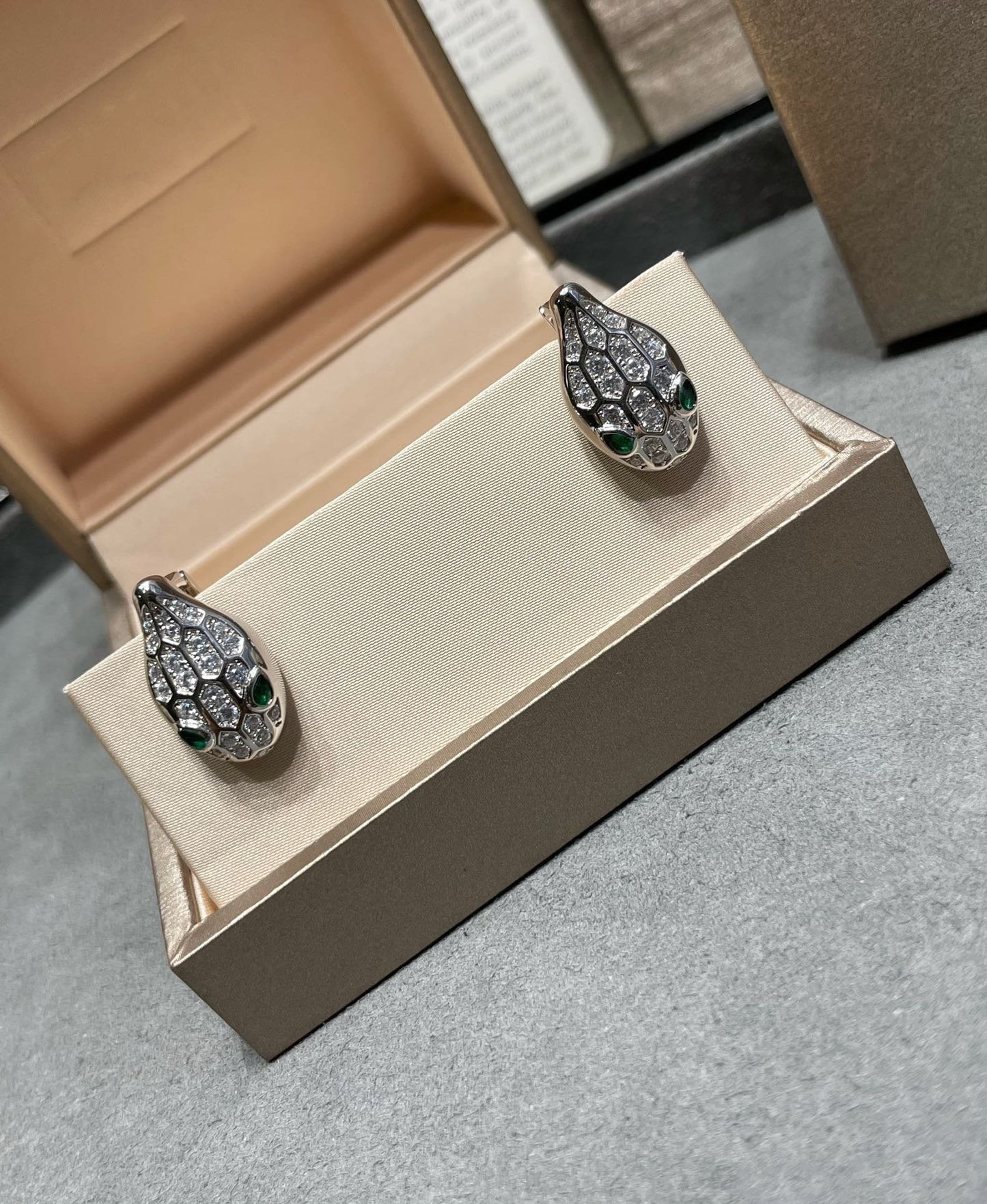 [ECHO ]SERPENT DIAMOND STUD EARRINGS