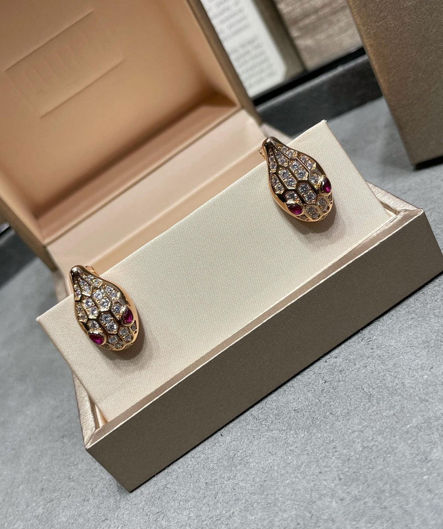 [ECHO ]SERPENT DIAMOND STUD EARRINGS