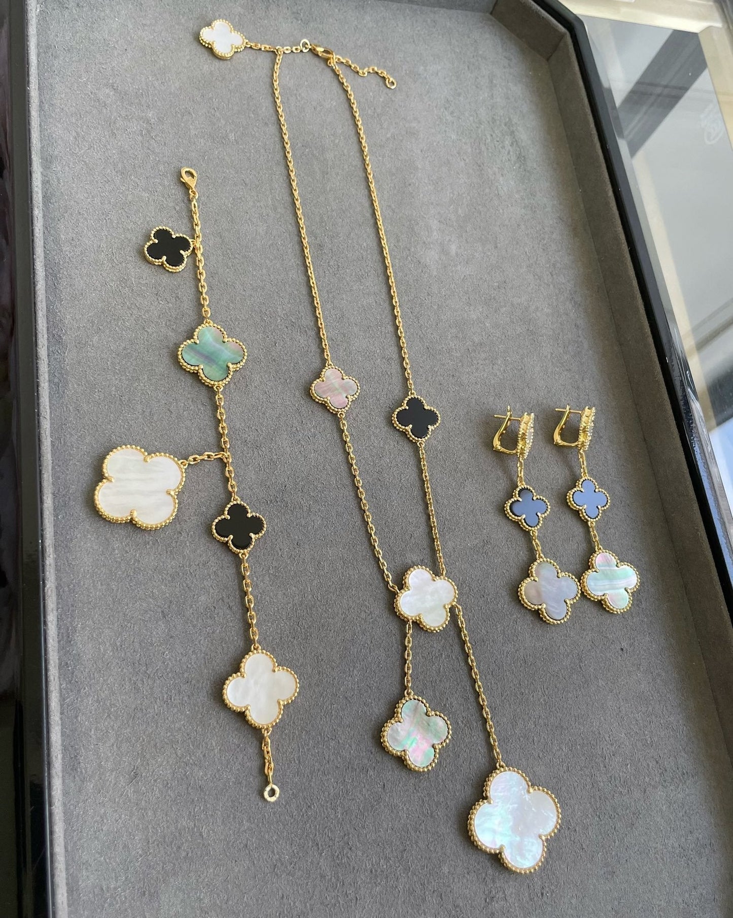 [ECHO ]CLOVER 3 MOTIF MOP ONYX DARK MOP PINK GOLD EARRINGS