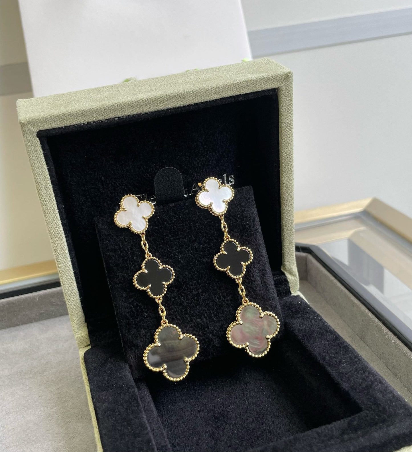 [ECHO ]CLOVER 3 MOTIF MOP ONYX DARK MOP PINK GOLD EARRINGS