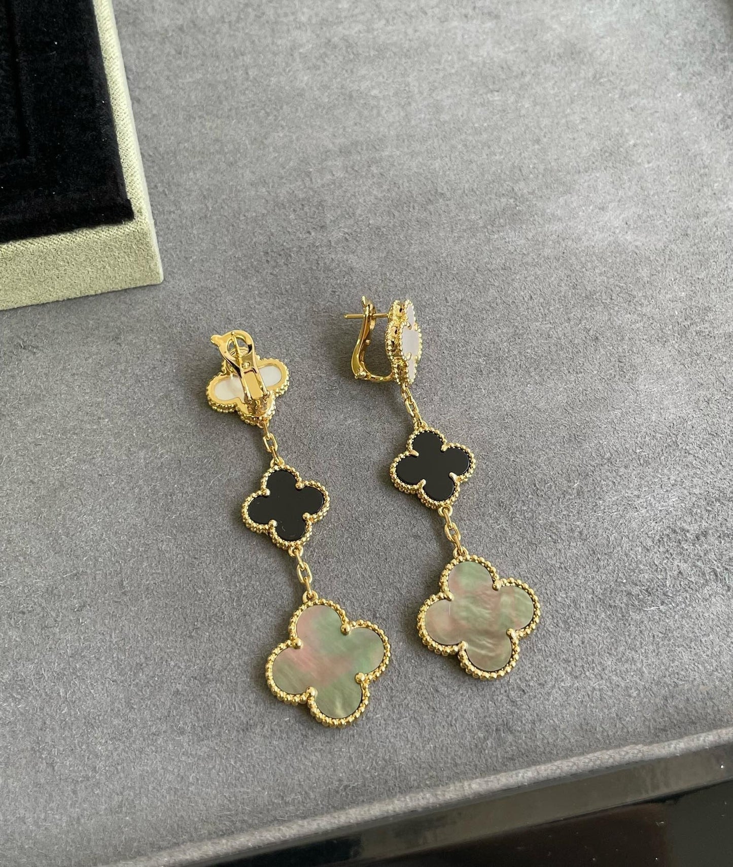 [ECHO ]CLOVER 3 MOTIF MOP ONYX DARK MOP PINK GOLD EARRINGS