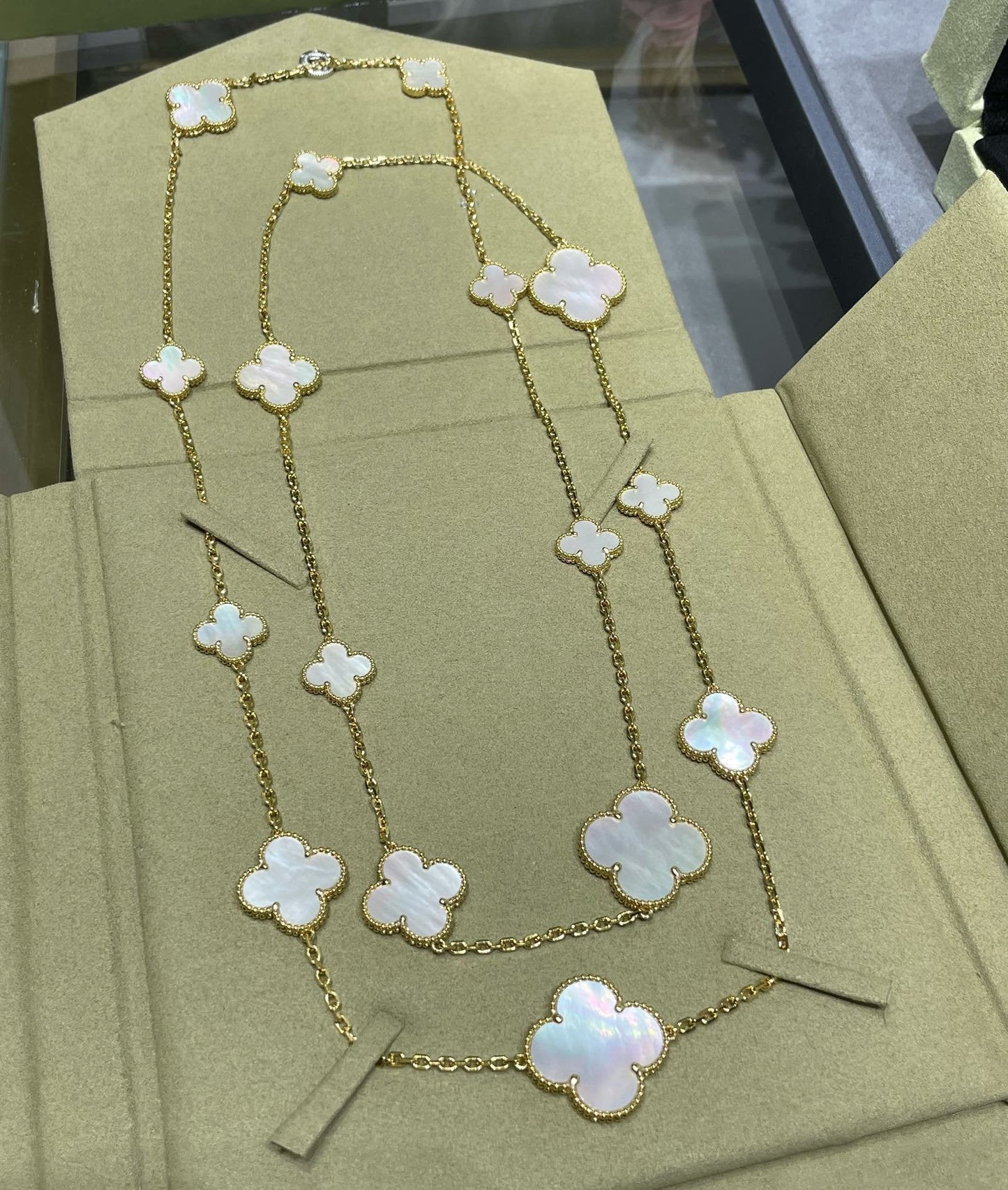 [ECHO ]CLOVER 16 MOTIF WHITE MOP GOLD NECKLACE