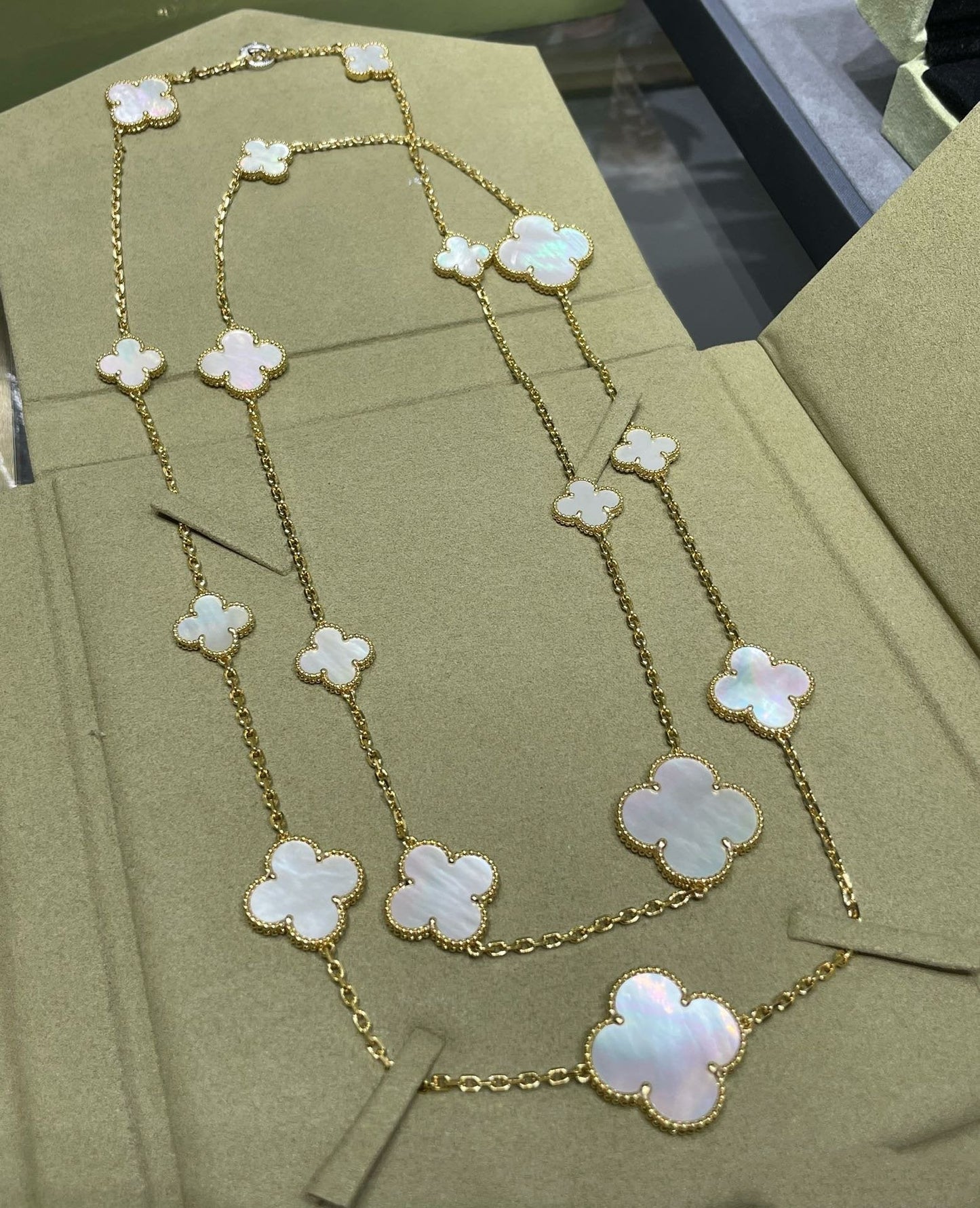 [ECHO ]CLOVER 16 MOTIF WHITE MOP GOLD NECKLACE