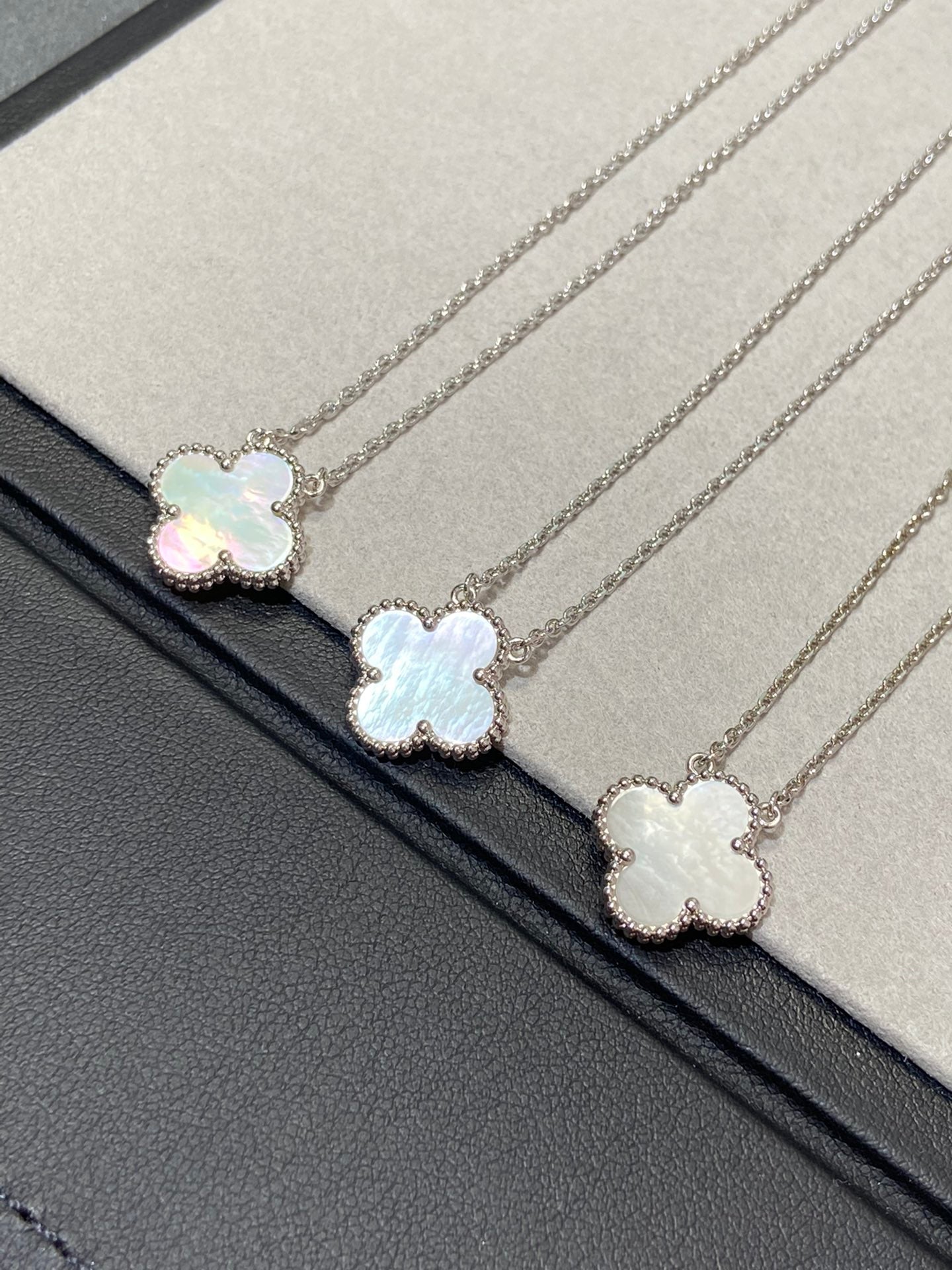 [ECHO ]CLOVER MEDIUM SILVER WHITE MOP NECKLACE