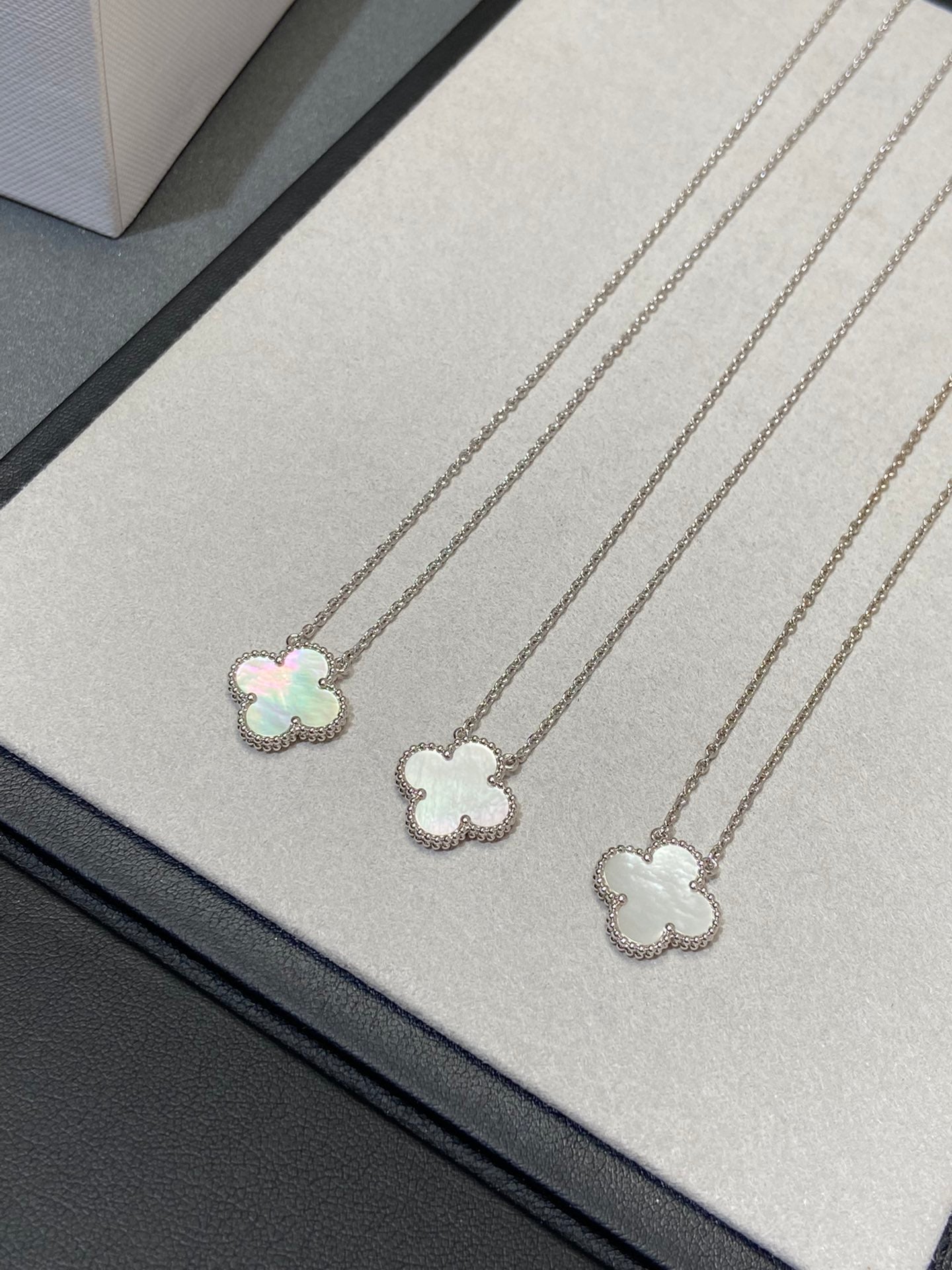[ECHO ]CLOVER MEDIUM SILVER WHITE MOP NECKLACE