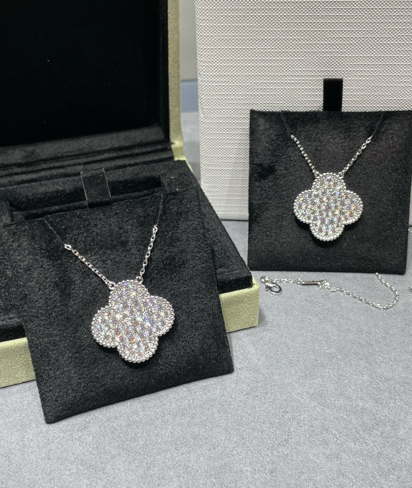 [ECHO ]CLOVER 25MM LARGE PENDANT DIAMOND PAVED SILVER NECKLACE