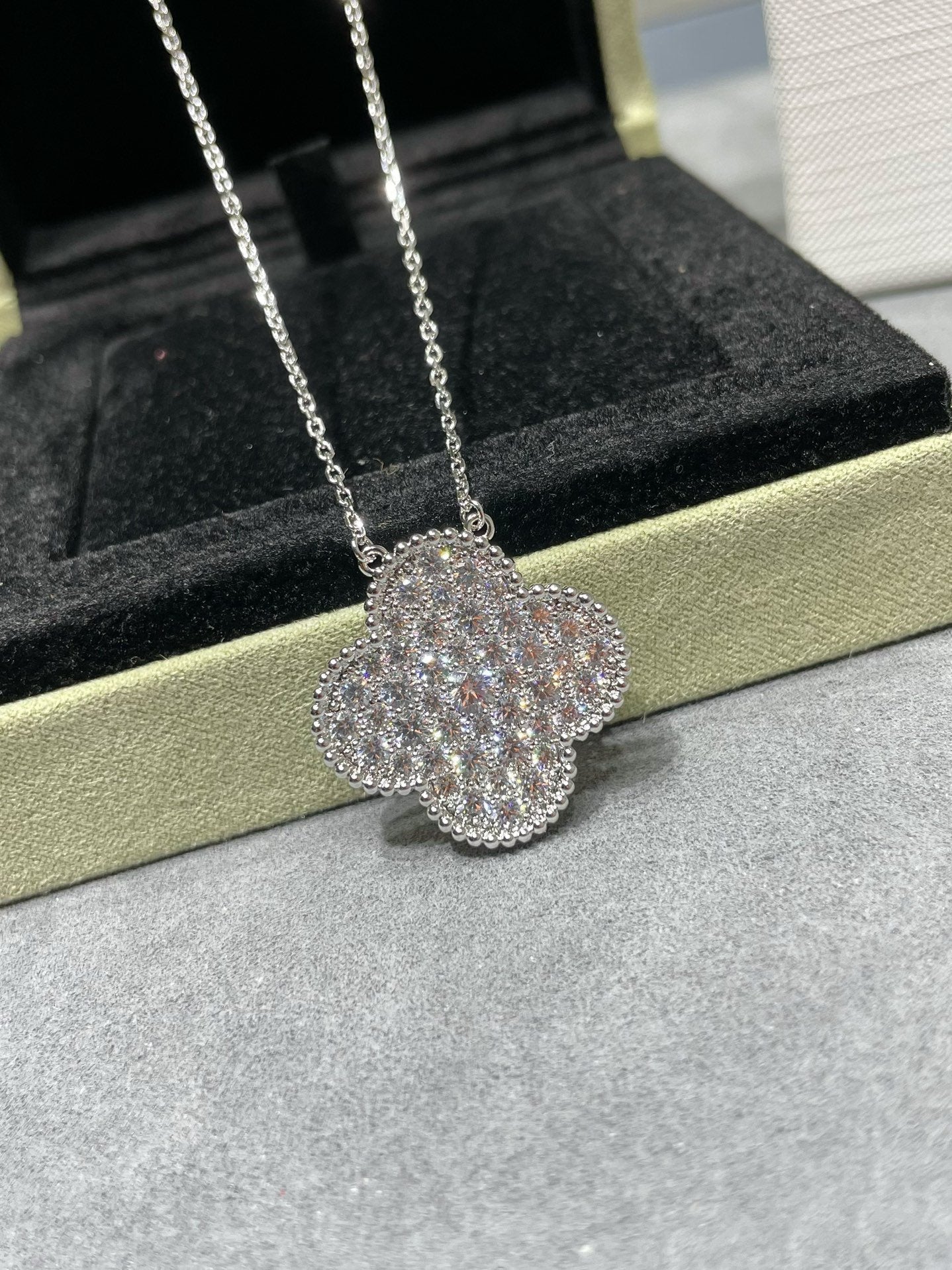 [ECHO ]CLOVER 25MM LARGE PENDANT DIAMOND PAVED SILVER NECKLACE