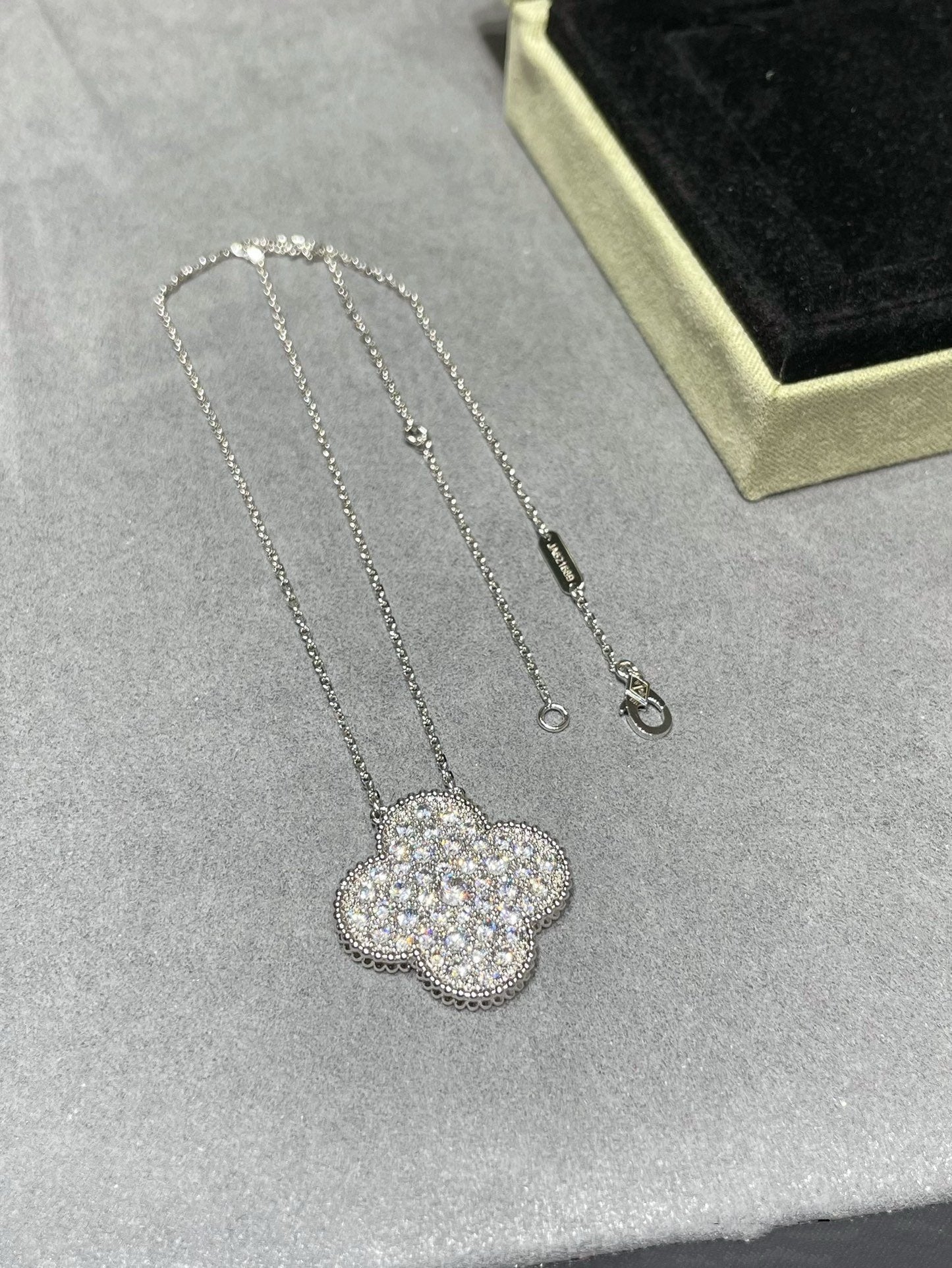 [ECHO ]CLOVER 25MM LARGE PENDANT DIAMOND PAVED SILVER NECKLACE