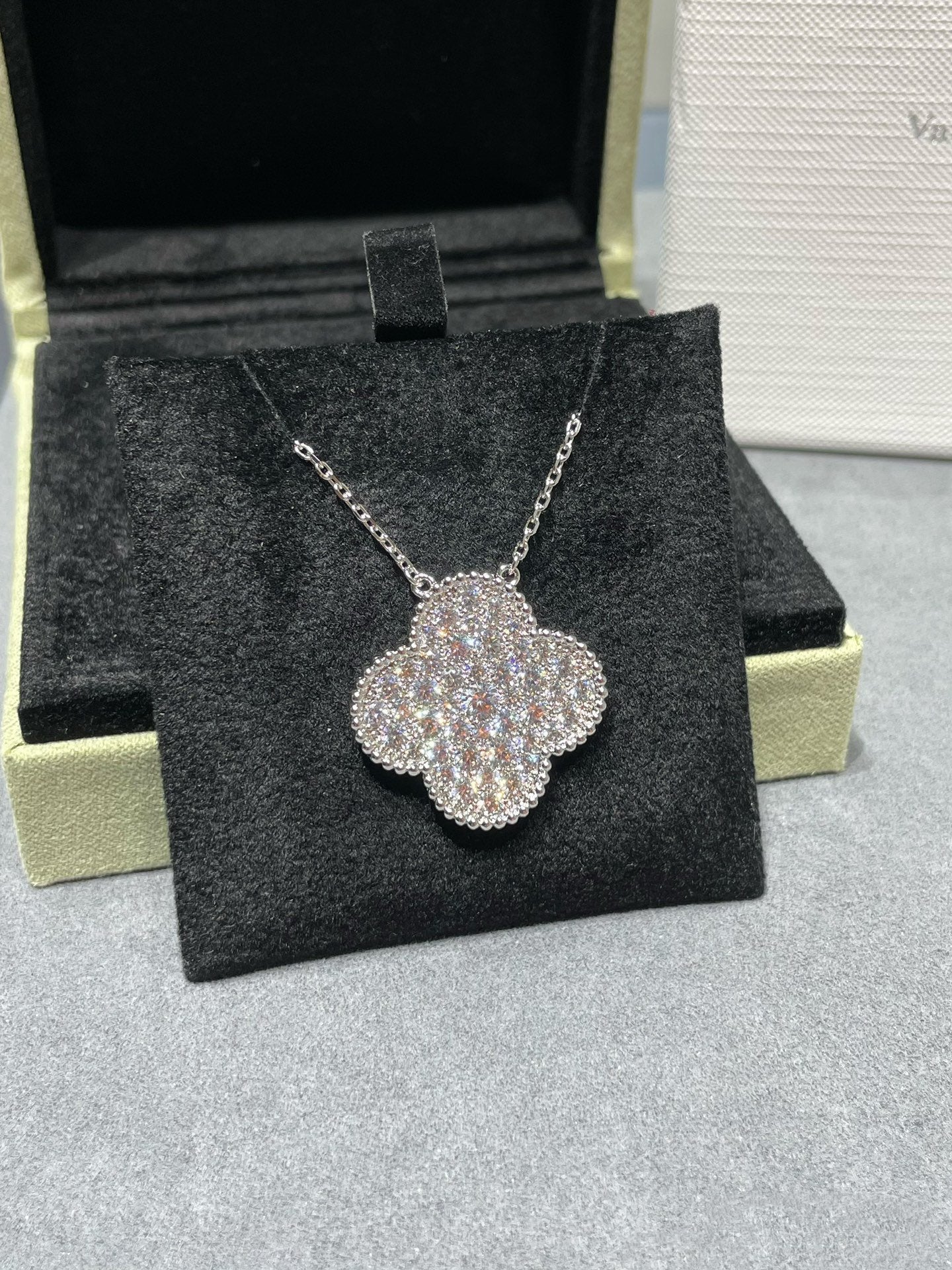 [ECHO ]CLOVER 25MM LARGE PENDANT DIAMOND PAVED SILVER NECKLACE