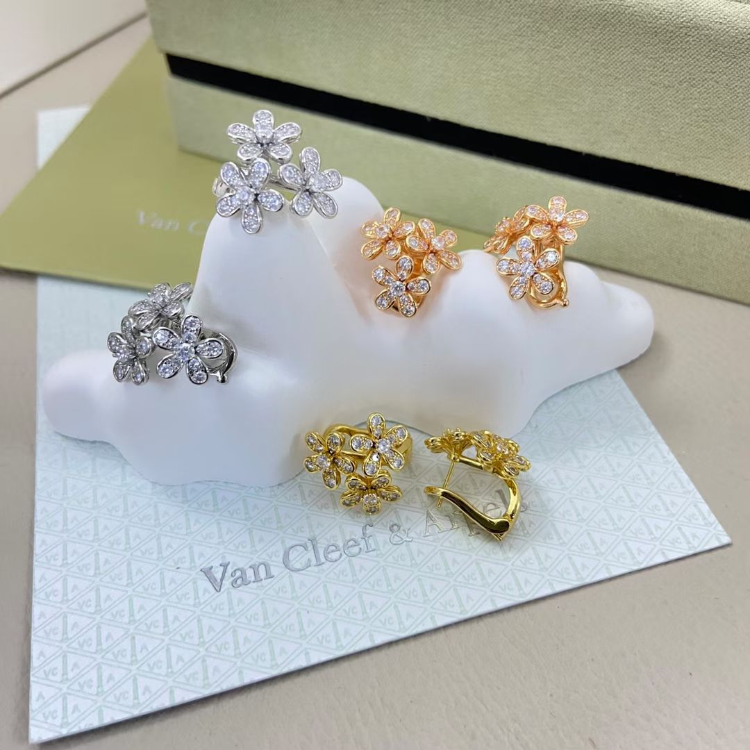 [ECHO ]THE FLOWERS ARE ALL STUDDED WITH STUD EARRINGS