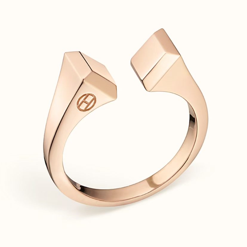 [ECHO ]THE CONE RIVET RING IS OPEN AND ONE SIZE FITS ALL