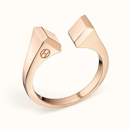 [ECHO ]THE CONE RIVET RING IS OPEN AND ONE SIZE FITS ALL