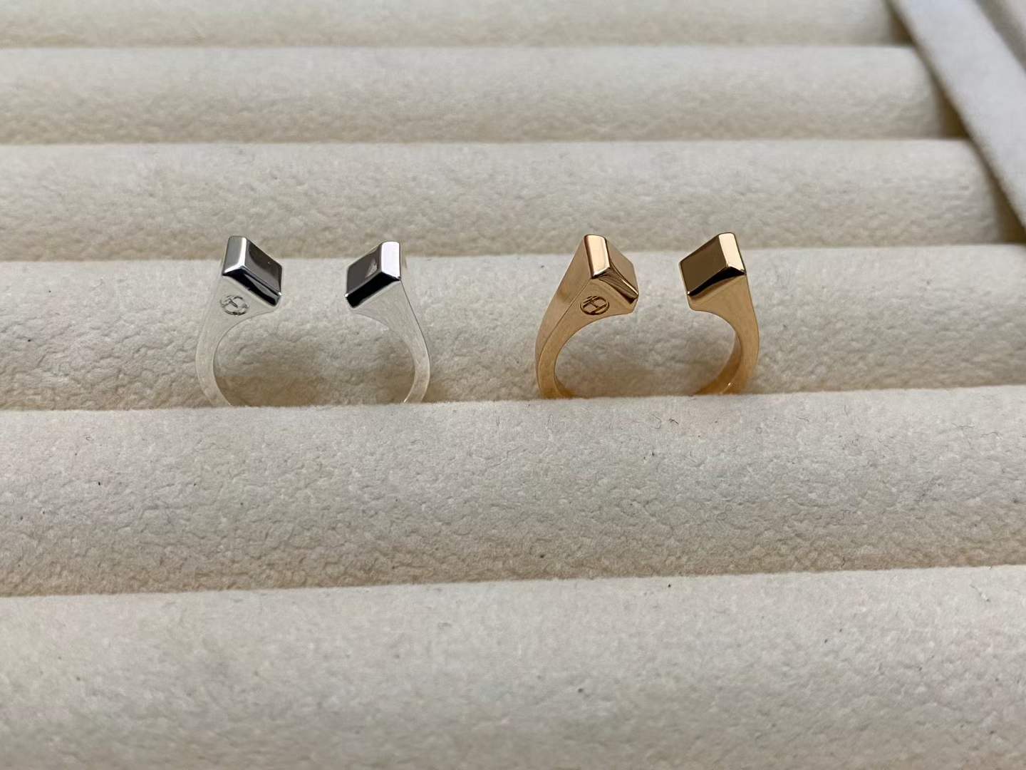 [ECHO ]THE CONE RIVET RING IS OPEN AND ONE SIZE FITS ALL