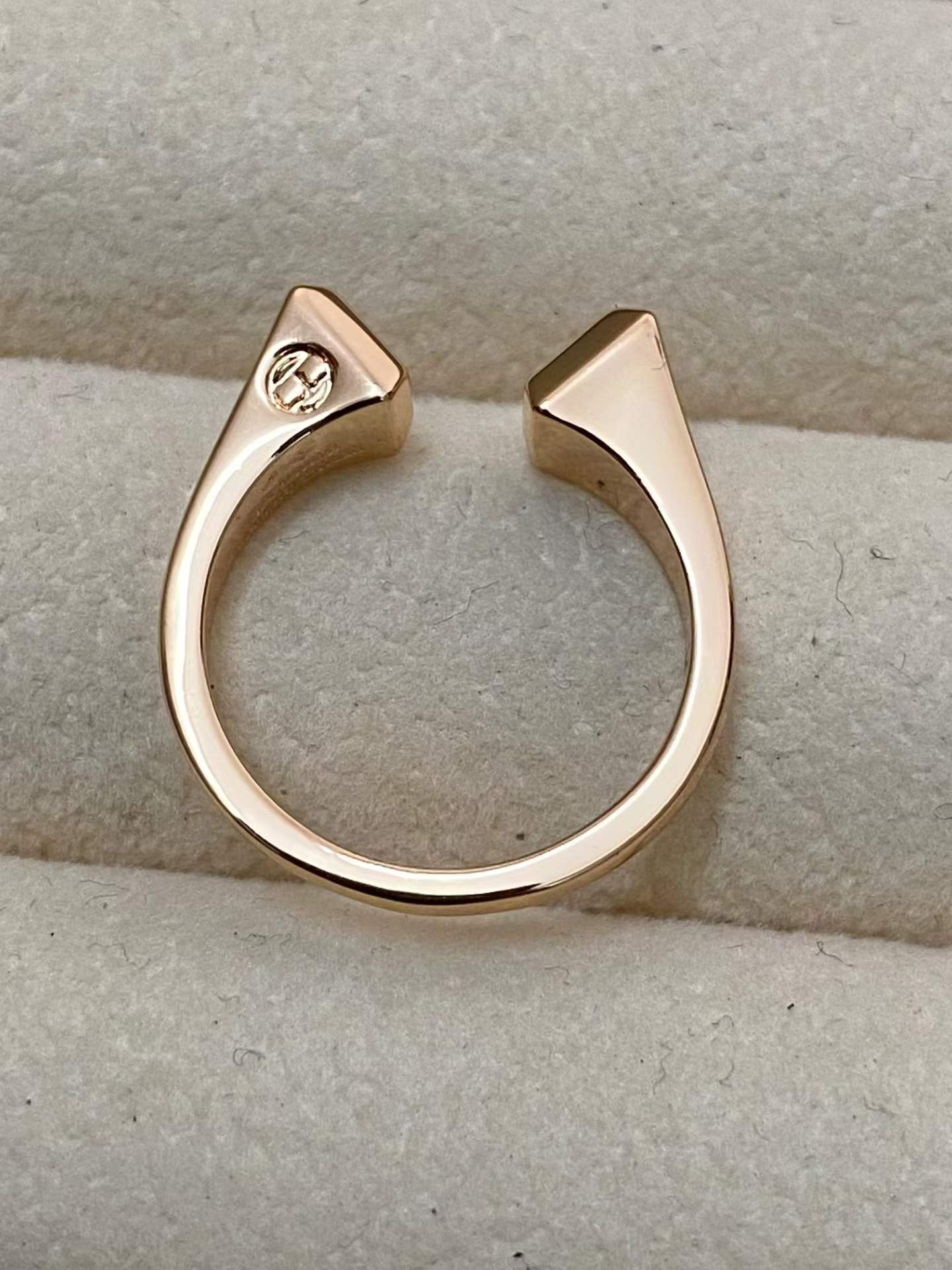 [ECHO ]THE CONE RIVET RING IS OPEN AND ONE SIZE FITS ALL