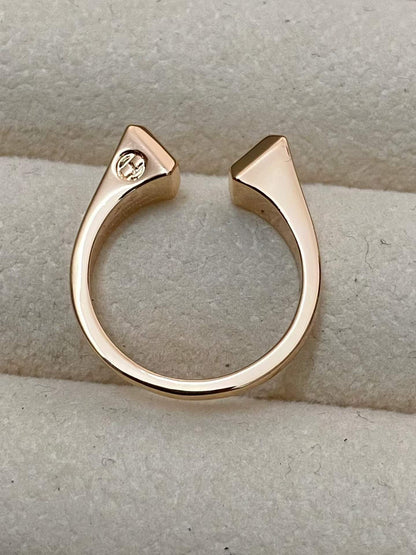 [ECHO ]THE CONE RIVET RING IS OPEN AND ONE SIZE FITS ALL