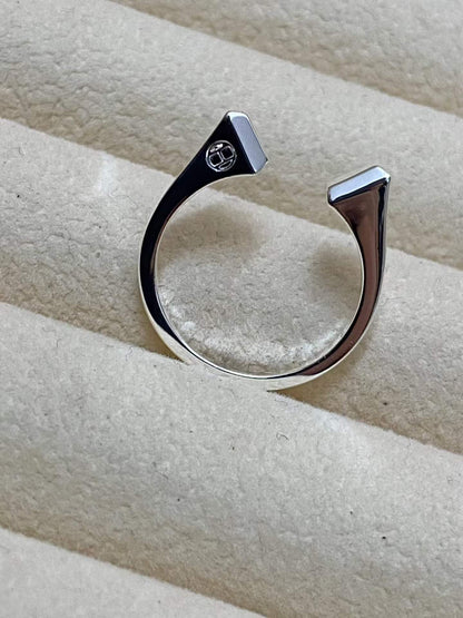 [ECHO ]THE CONE RIVET RING IS OPEN AND ONE SIZE FITS ALL