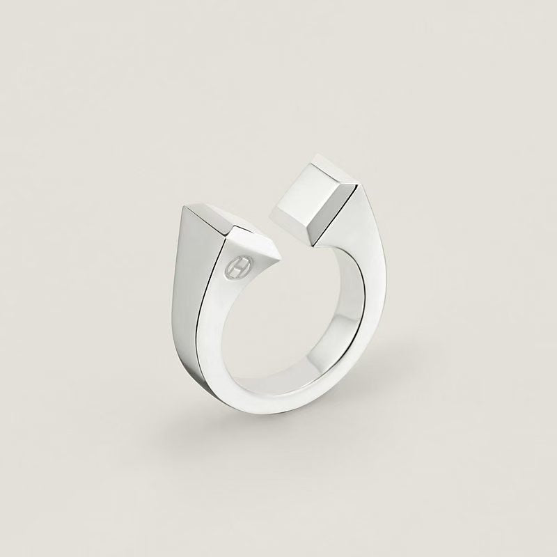 [ECHO ]THE CONE RIVET RING IS OPEN AND ONE SIZE FITS ALL