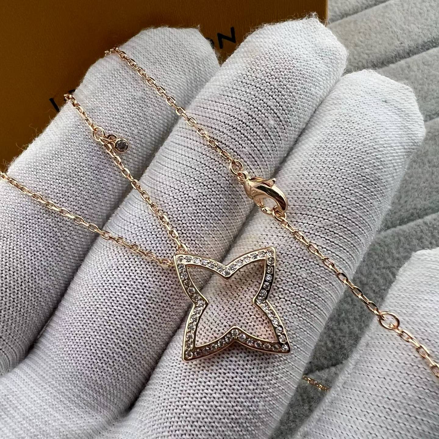 [ECHO ]FOUR-LEAF CLOVER OPENWORK NECKLACE