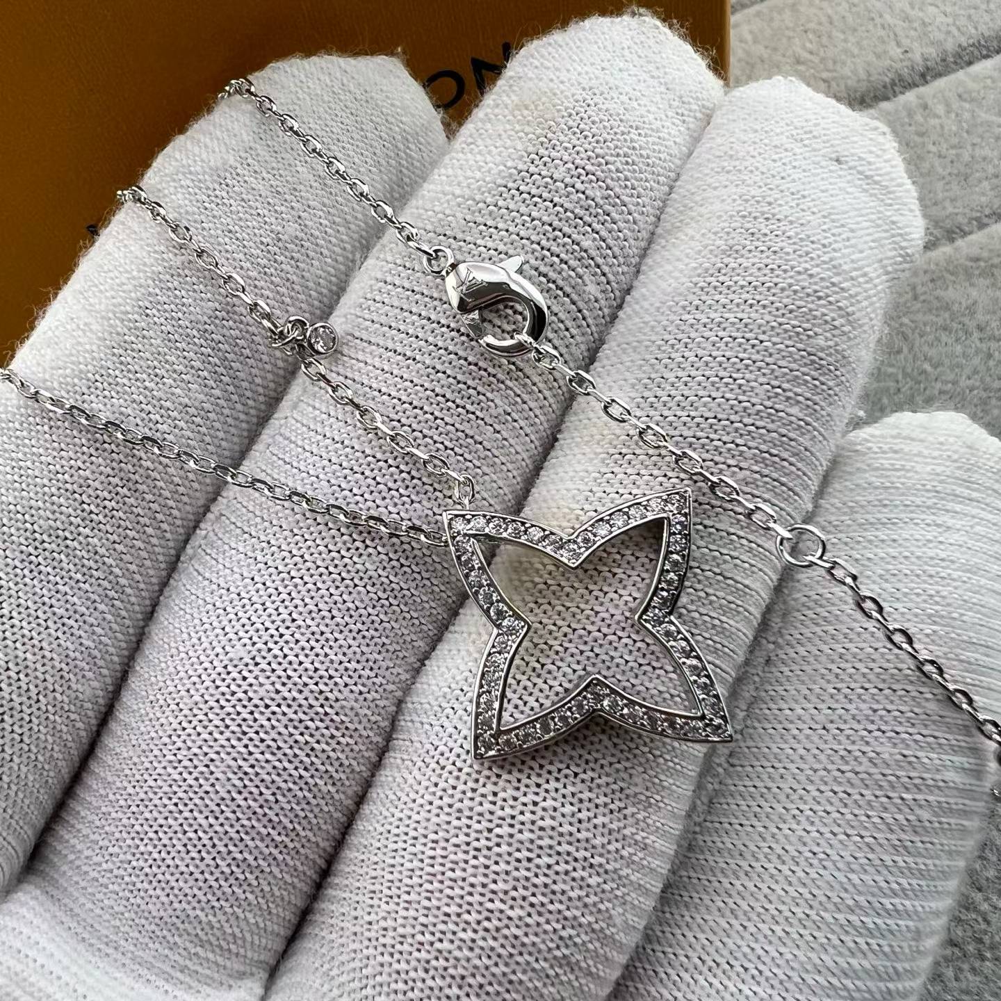 [ECHO ]FOUR-LEAF CLOVER OPENWORK NECKLACE