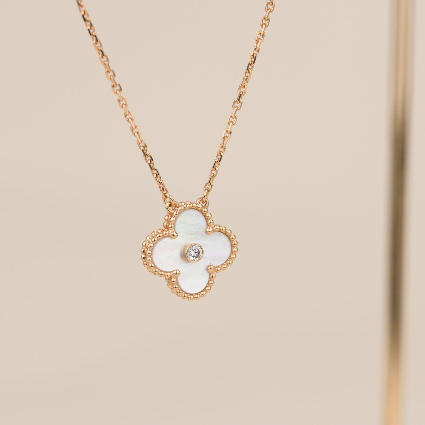 [ECHO ]CLOVER 15MM DIAMOND WHITE FRITILLARIA NECKLACE