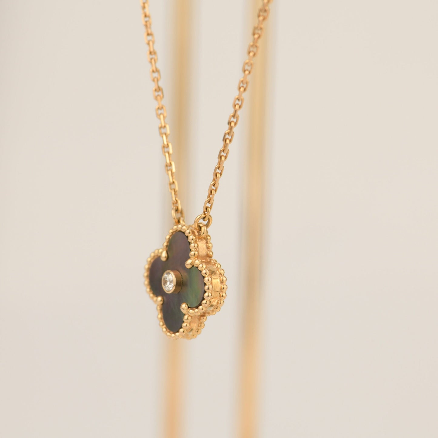 [ECHO ]CLOVER 15MM DIAMOND AND MOTHER-OF-GREY NECKLACE