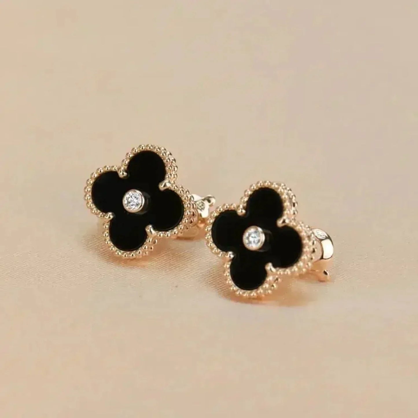 [ECHO ]CLOVER MEDIUM 1 MOTIFS ONYX DIAMOND EARRINGS