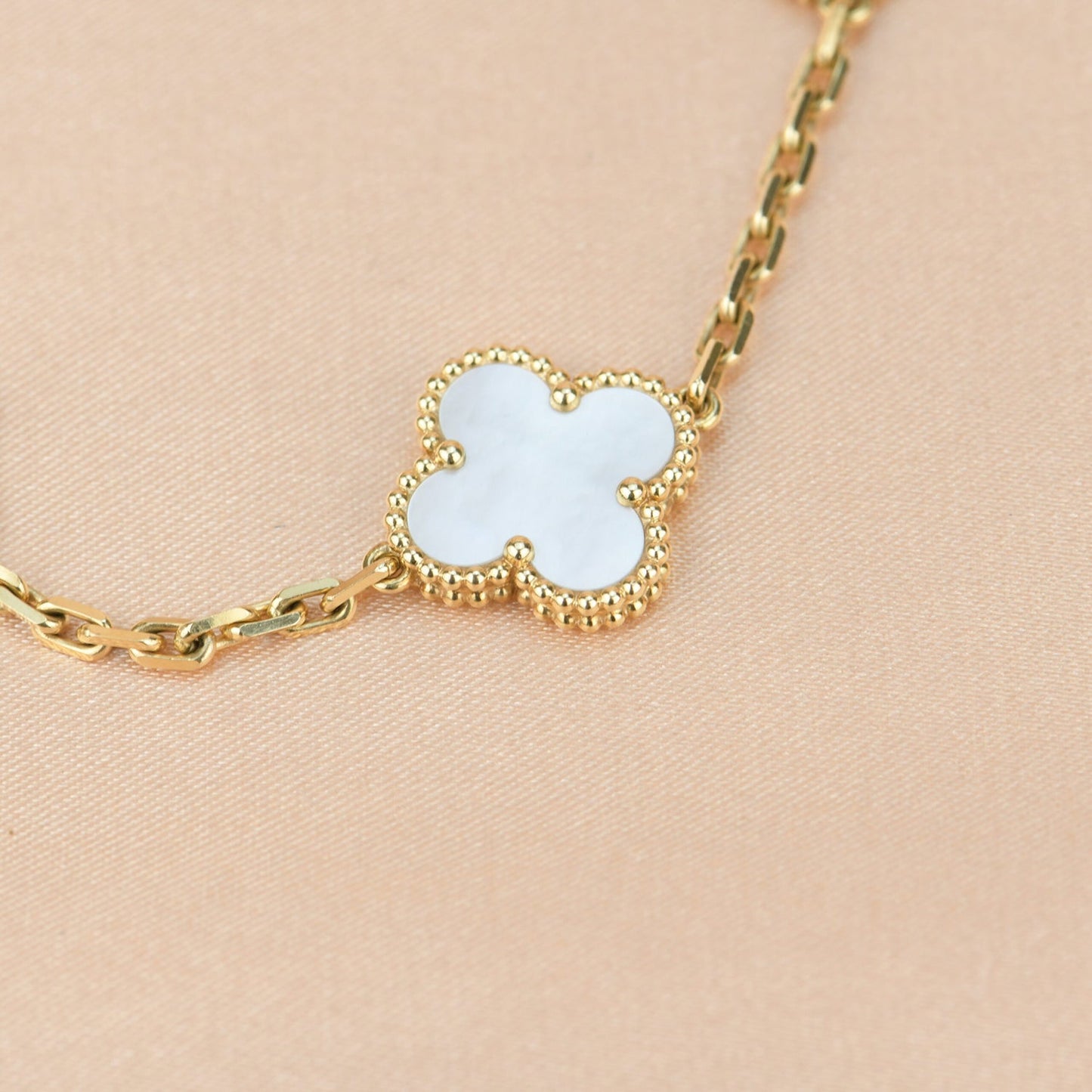 [ECHO ]CLOVER  5 MOTIF WHITE MOP BRACELET