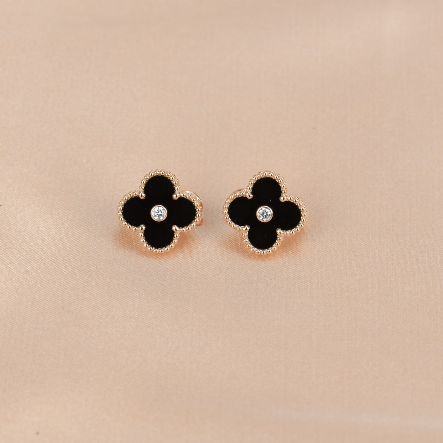 [ECHO ]CLOVER MEDIUM 1 MOTIFS ONYX DIAMOND EARRINGS