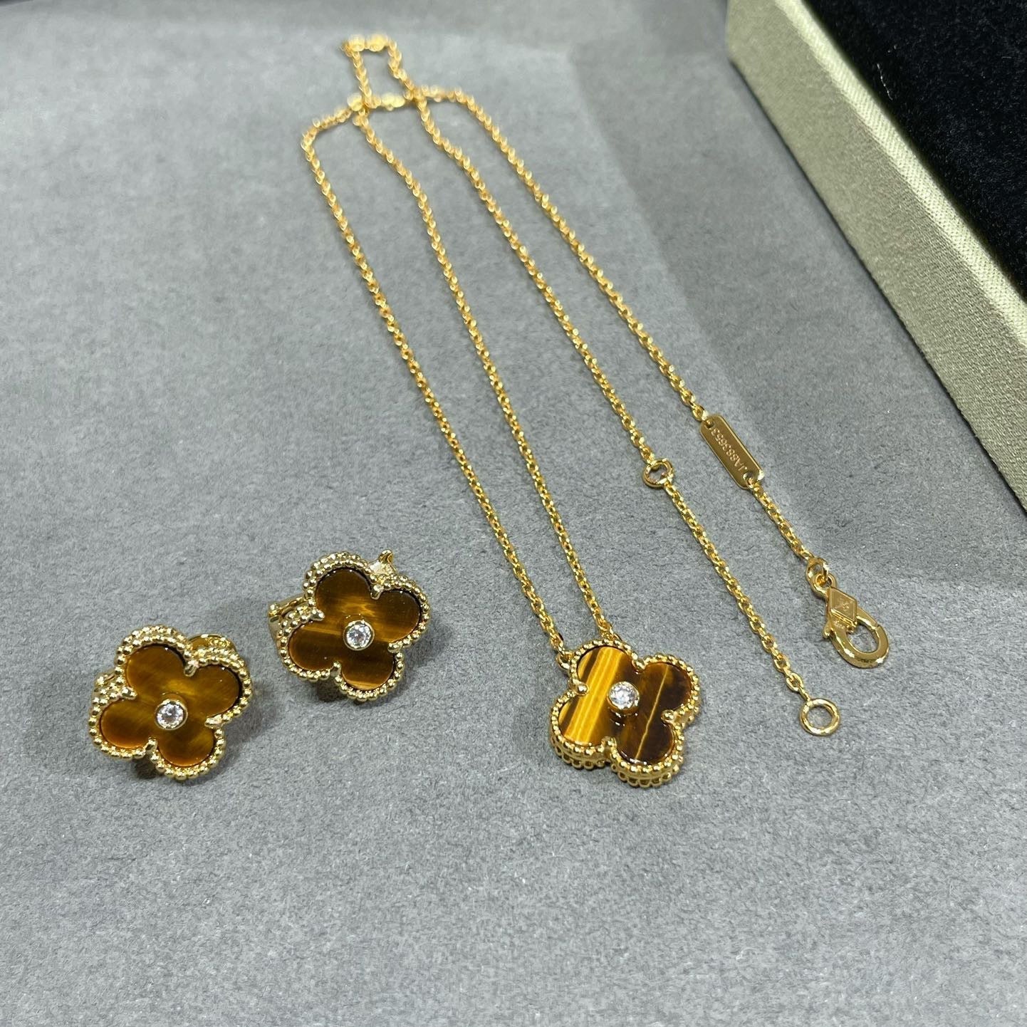 [ECHO ]CLOVER 15MM DIAMOND AND YELLOW TIGER'S EYE AGATE necklace