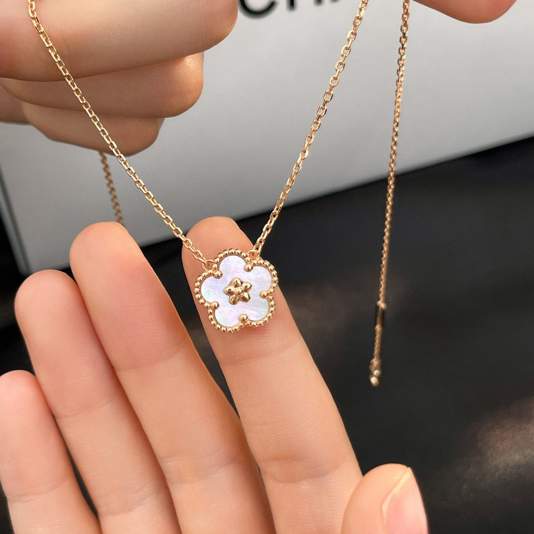 [ECHO ]LUCKY  WHITE MOP  PLUM BLOSSOM NECKLACE