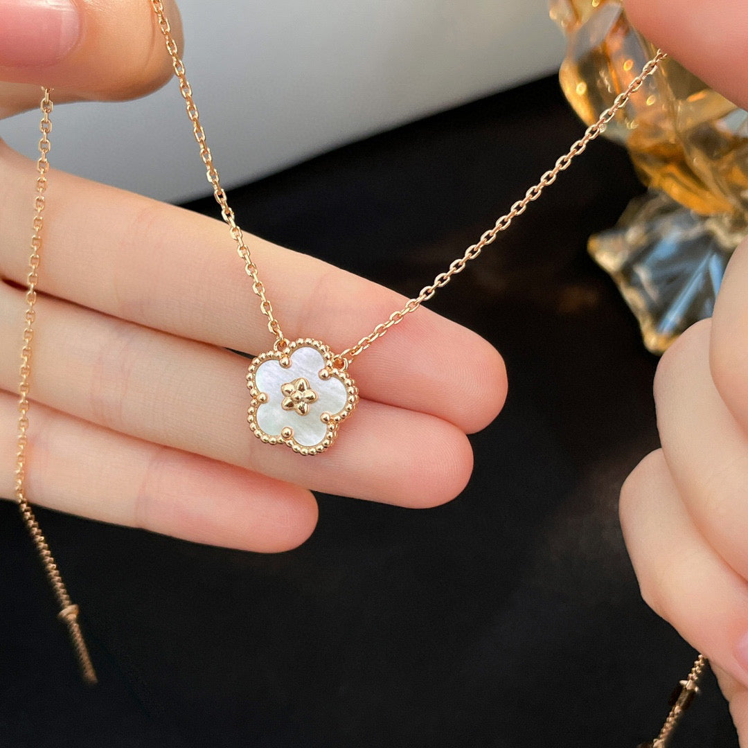 [ECHO ]LUCKY  WHITE MOP  PLUM BLOSSOM NECKLACE