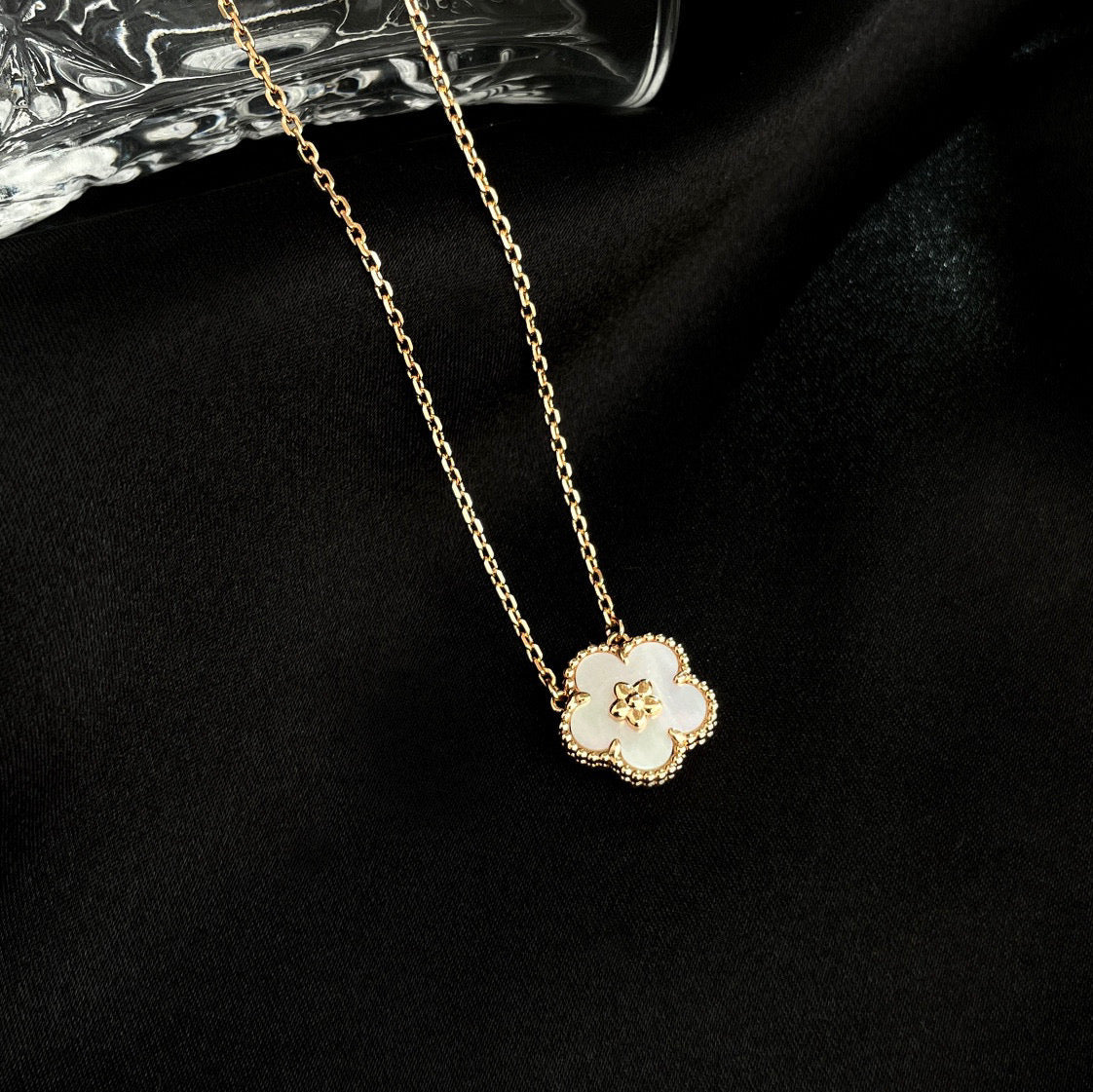 [ECHO ]LUCKY  WHITE MOP  PLUM BLOSSOM NECKLACE