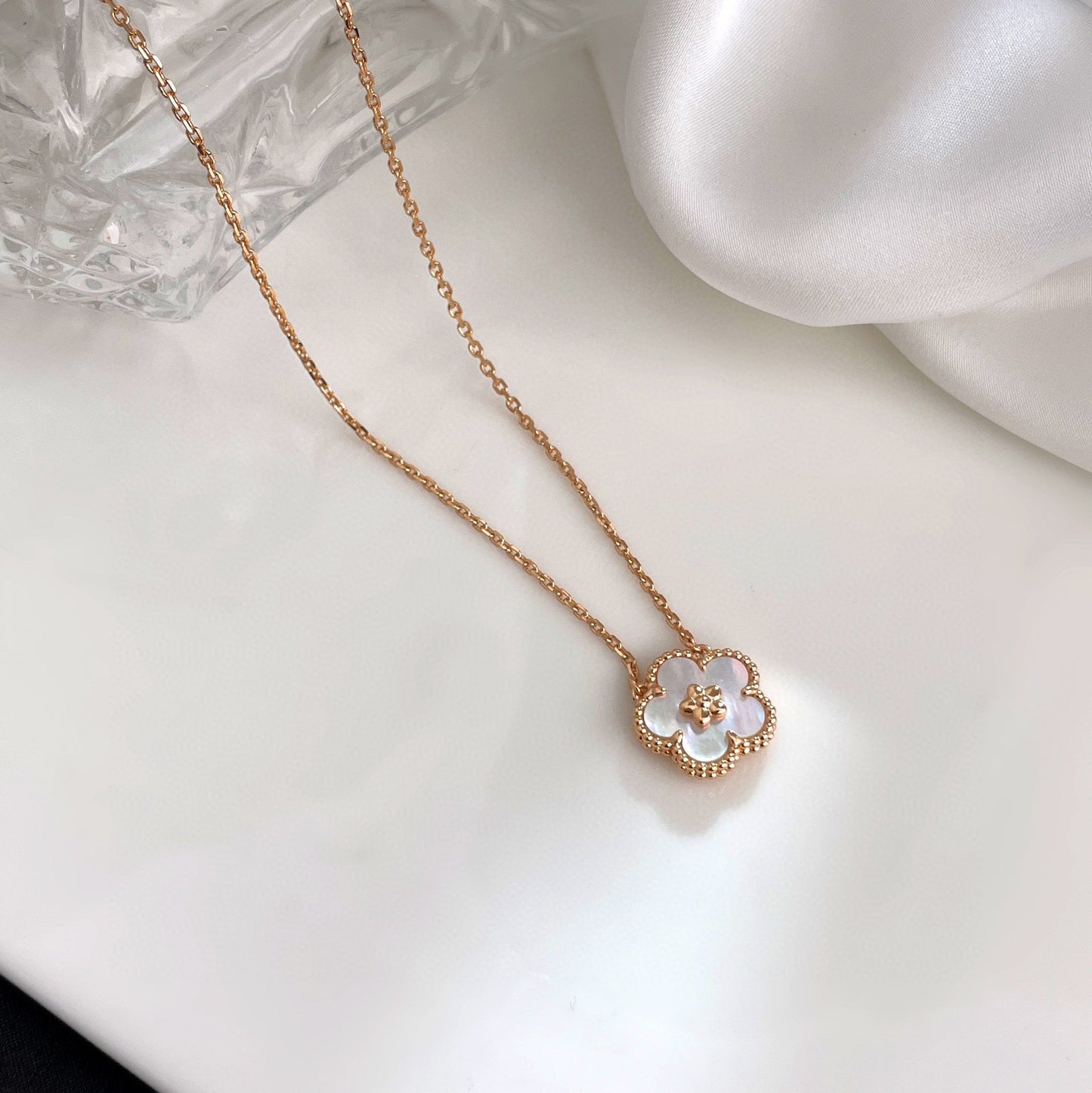 [ECHO ]LUCKY  WHITE MOP  PLUM BLOSSOM NECKLACE