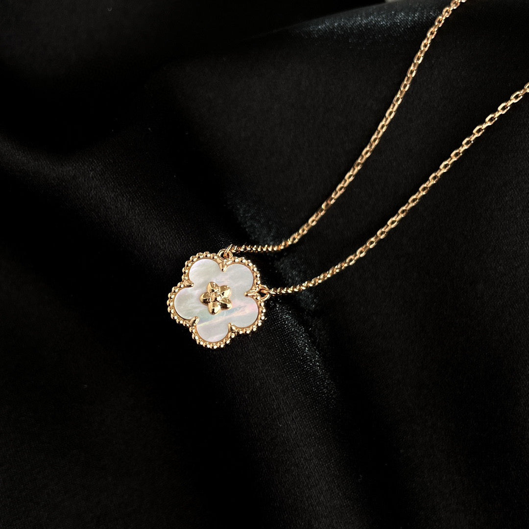 [ECHO ]LUCKY  WHITE MOP  PLUM BLOSSOM NECKLACE