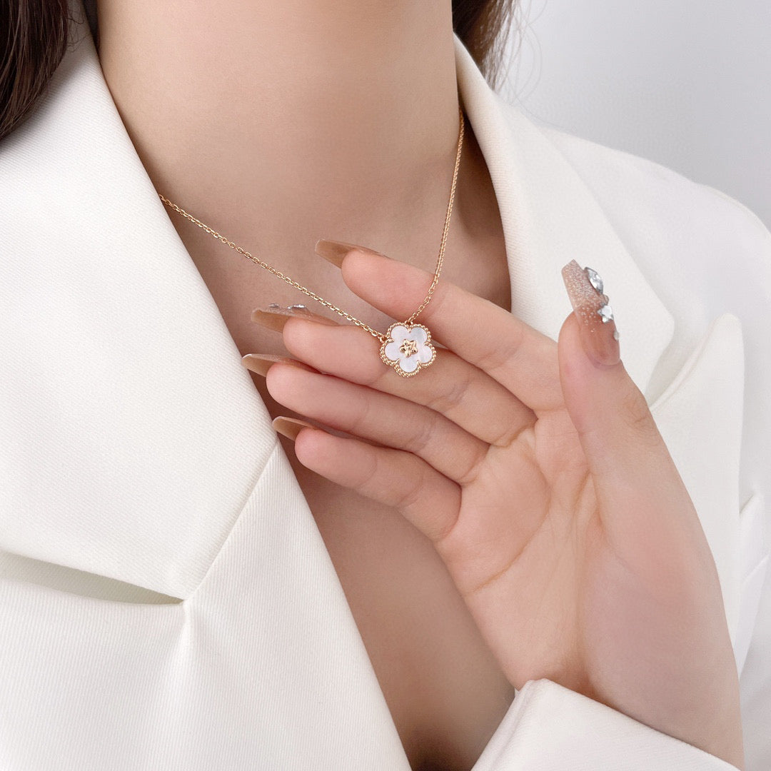 [ECHO ]LUCKY  WHITE MOP  PLUM BLOSSOM NECKLACE