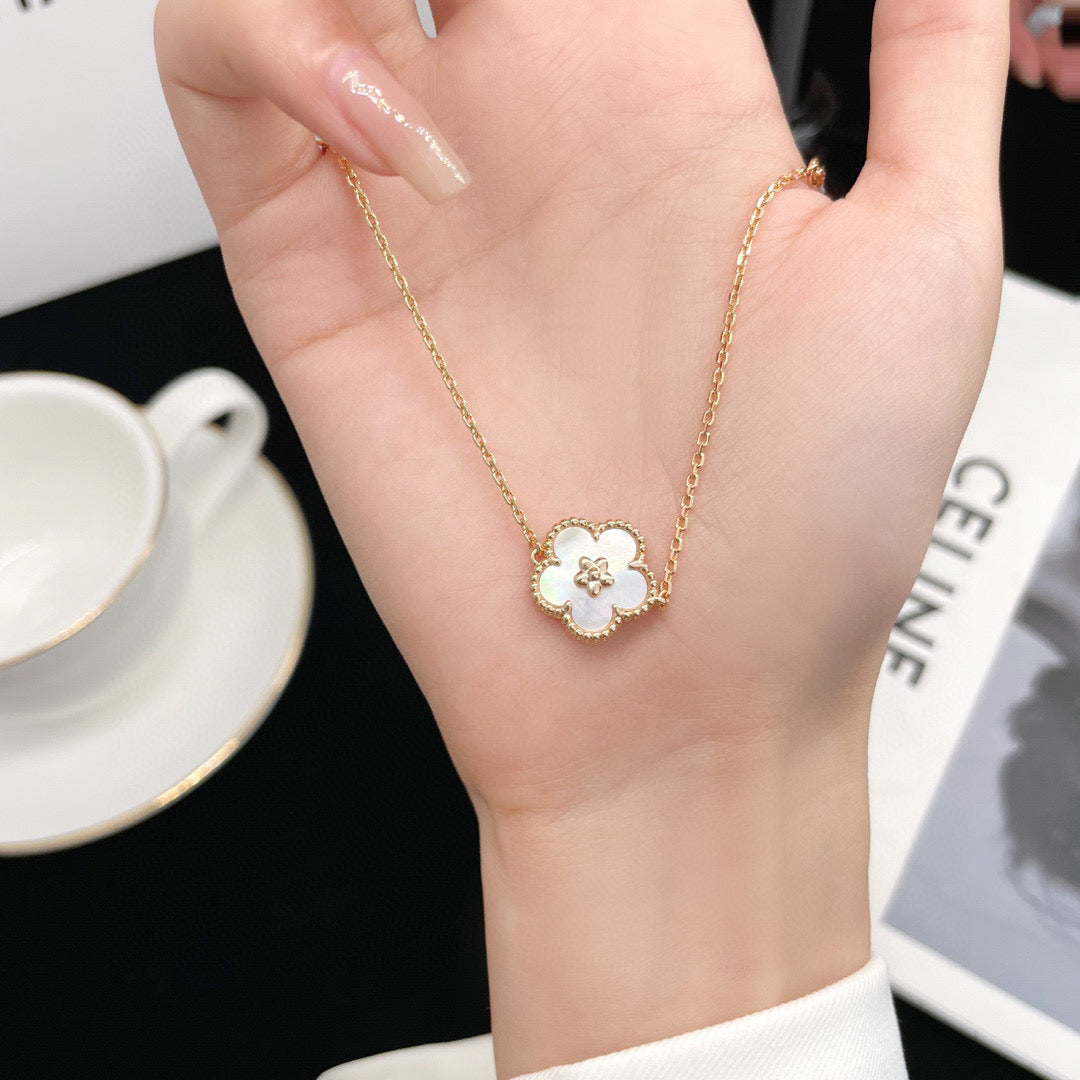 [ECHO ]LUCKY WHITE MOP PLUM BLOSSOM  BRACELET