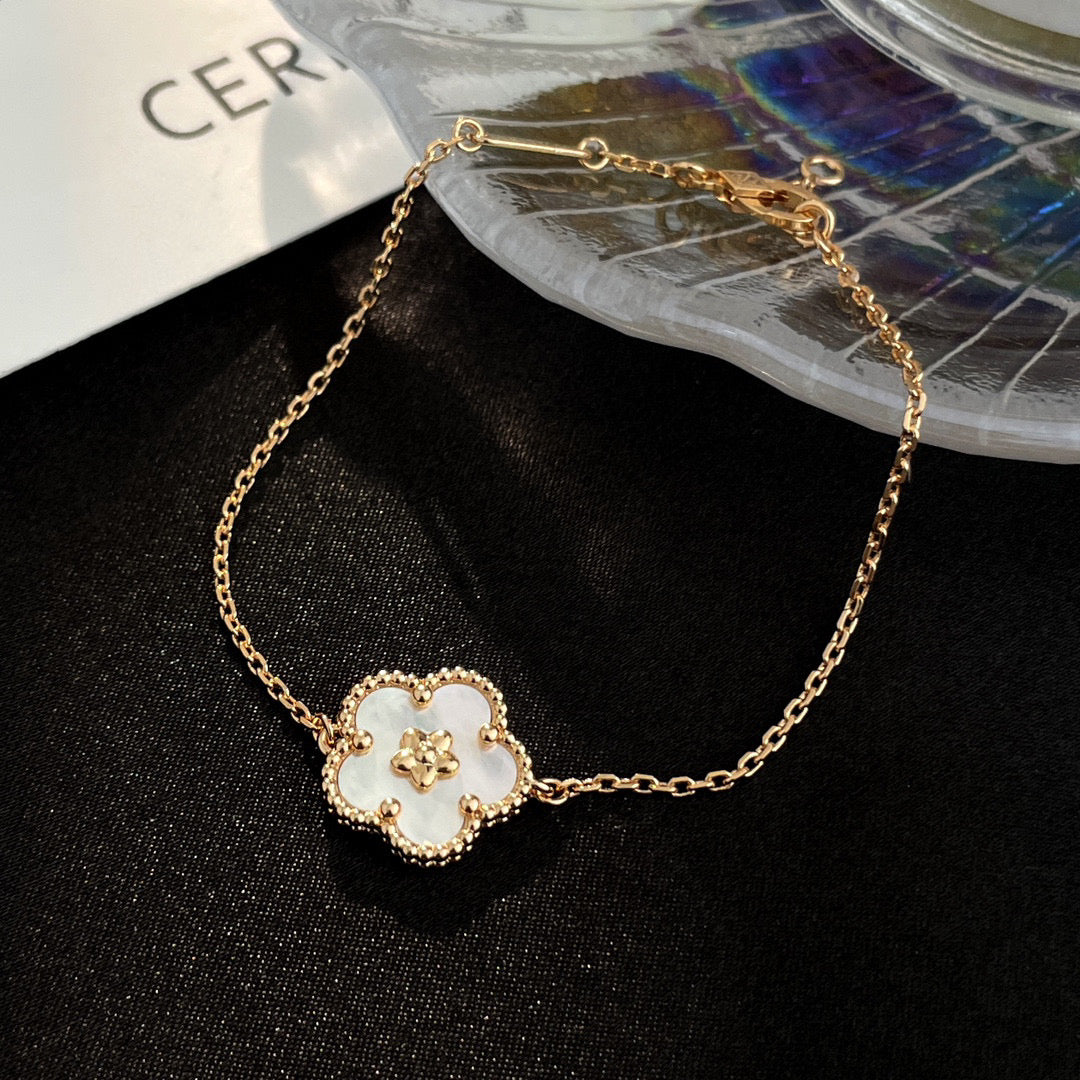 [ECHO ]LUCKY WHITE MOP PLUM BLOSSOM  BRACELET