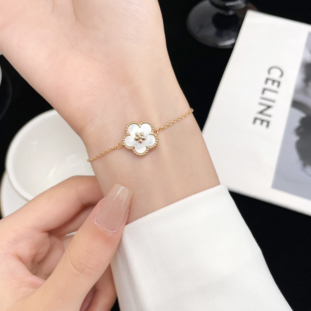 [ECHO ]LUCKY WHITE MOP PLUM BLOSSOM  BRACELET