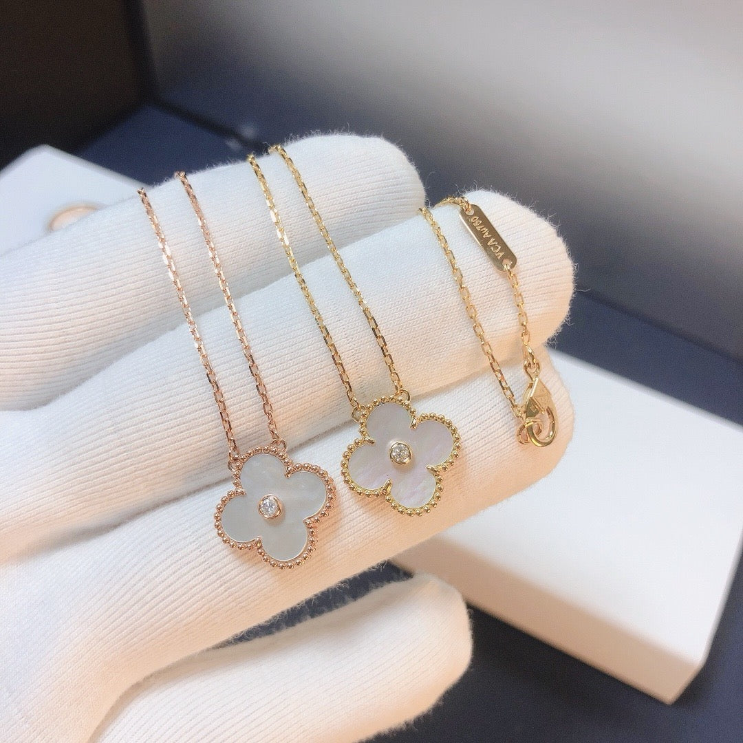 [ECHO ]CLOVER 15MM DIAMOND WHITE FRITILLARIA NECKLACE