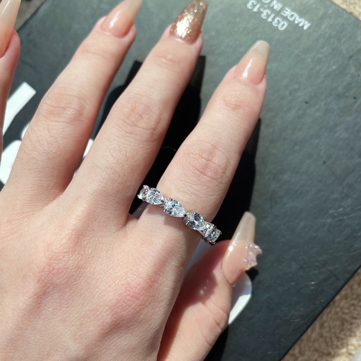 [ECHO ]Exquisite Pear Cut Tennis Ring